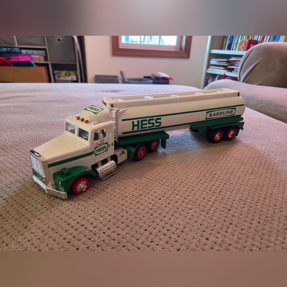 1990 Hess Gasoline Toy Tanker Truck W/Dual Sound Horn/Backup Beep • Lights - Picture 2 of 16